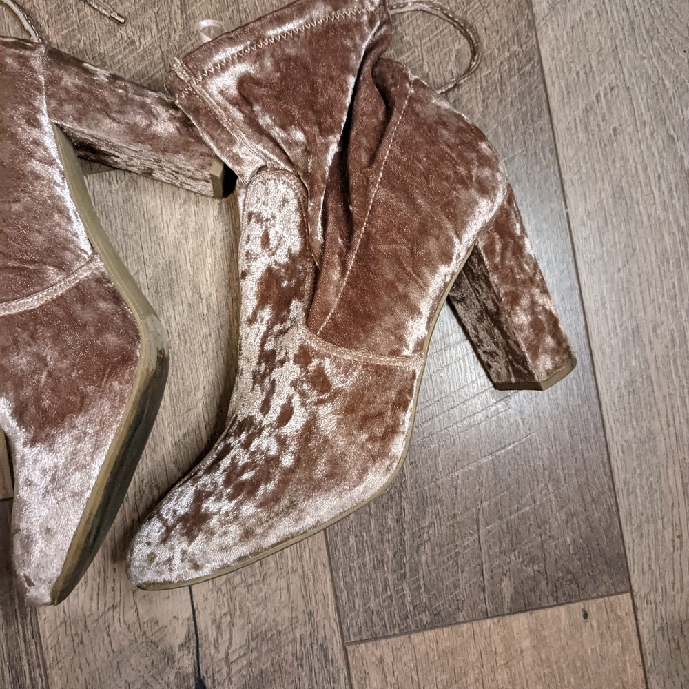 Booties tan velvet